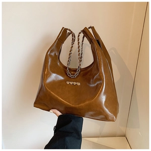 Borsa a Spalla Hobo in Pelle PU Lucida Rivetti in Metallo a Cuore Tracolla Catena Donna Casual Borsa Sottobraccio