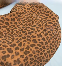 Détail de la texture en daim à motif léopard sur un sac à bandoulière tendance