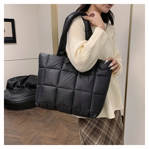 Détail du tissu en nylon matelassé et de la poignée rembourrée du grand sac fourre-tout