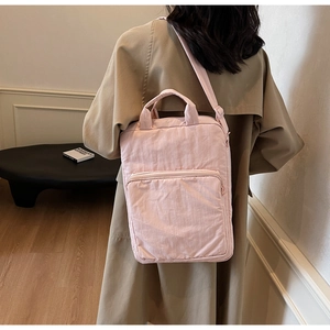 Detailaufnahme der rosa gesteppten Umhängetasche mit verstellbarem Gurt und Vordertasche