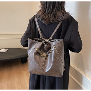 Vista dettagliata della borsa tote in pelle PU marrone scuro con spallacci e zip laterale