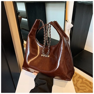Borsa hobo chic in pelle PU marrone scuro lucido con catena argento e ciondolo a cuore