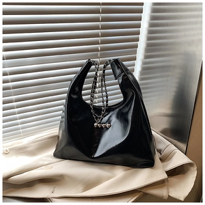 Elegante borsa hobo nera in pelle PU lucida con ciondoli a cuore e tracolla a catena