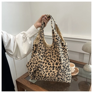 Détail du sac fourre-tout en velours côtelé léopard avec pochette assortie au design automnal