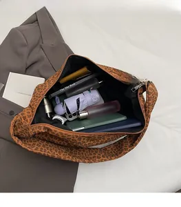 Vue détaillée de l'intérieur du sac léopard montrant sa grande capacité de rangement