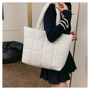 Vue détaillée d'un grand sac fourre-tout matelassé blanc en nylon avec bretelles rembourrées