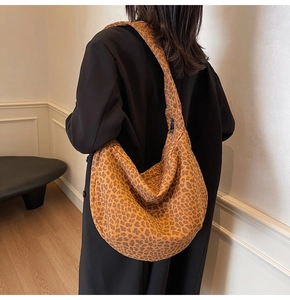 Détail du grand sac hobo à motif léopard en daim avec fermeture à glissière noire