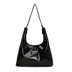 Borsa hobo alla moda in pelle PU nera lucida con borchie a cuore argento e catena