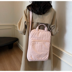 Detail der rosa Nylon-Schultertasche mit strukturiertem Stoff und Reißverschlusstasche