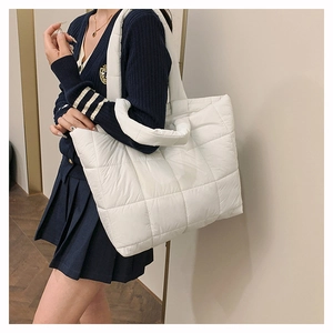 Vue détaillée du grand sac cabas blanc matelassé en nylon avec une bandoulière rembourrée
