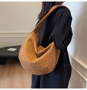 Gros plan du sac hobo léopard avec un design en forme de croissant spacieux