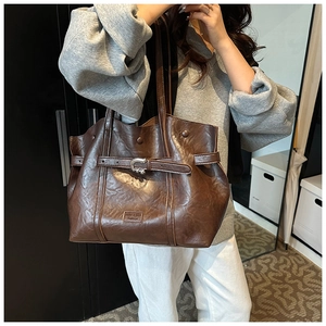 Dettaglio borsa tote vintage in pelle PU marrone con fibbia argentata ed etichetta moda
