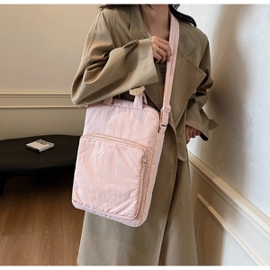 Detailansicht der rosa Nylon-Umhängetasche mit verstellbarem Gurt und Reißverschluss