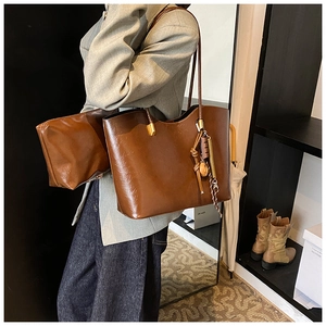 Détails du grand sac cabas marron foncé avec pochette assortie et breloque à pompon