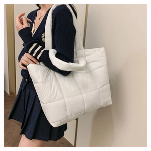 Grand sac cabas matelassé blanc porté par un mannequin montrant sa texture douce