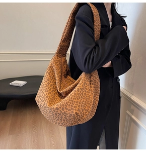 Sac fourre-tout en toile à motif léopard porté à l'épaule pour un style automnal