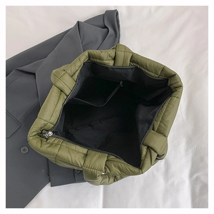 Vue de dessus du sac cabas matelassé olive montrant l'intérieur avec poche zippée