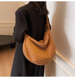 Détail d'un grand sac bandoulière en toile épaisse avec un imprimé léopard tendance