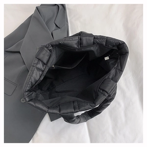 Innenansicht der schwarzen gesteppten Nylon-Tragetasche mit Reißverschlusstasche