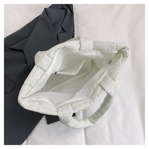 Vue intérieure du sac fourre-tout matelassé blanc en nylon avec fermeture éclair argentée