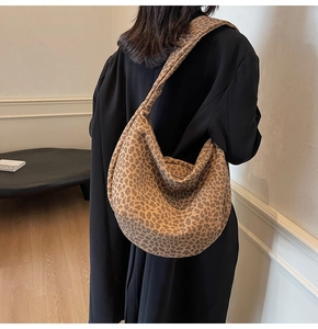 Vue détaillée du sac hobo léopard avec large bandoulière porté par un mannequin en studio
