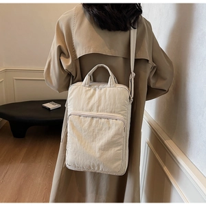 Minimalistische beige Nylon-Einkaufstasche mit Reißverschlussfach an der Schulter