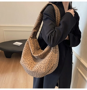 Détail du sac bandoulière à imprimé léopard en toile de grande capacité avec fermeture éclair