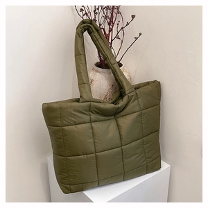Grand sac fourre-tout matelassé vert olive avec coutures carrées et design bouffant