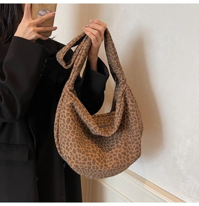 Détail du sac à bandoulière en toile imprimé léopard avec large sangle pour femme