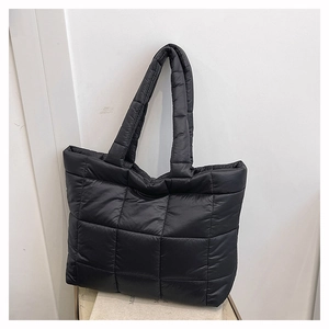 Sac fourre-tout en nylon matelassé noir à la mode avec poignées rembourrées pour l'automne