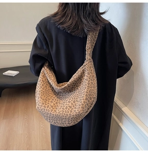 Détail de la texture en daim imprimé léopard sur un grand sac hobo pour femme