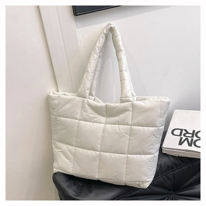 Sac à épaule matelassé chic en nylon blanc pour femme avec design bouffant mode