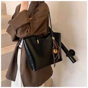 Grand sac cabas noir en cuir PU avec pompon élégant et détail de perles en bois
