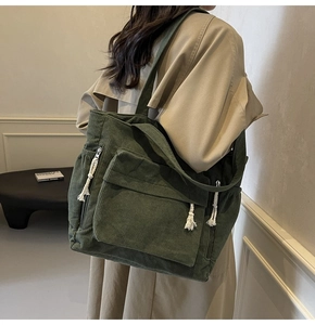 Texture détaillée du sac cabas en velours côtelé vert forêt avec nœud en corde blanche