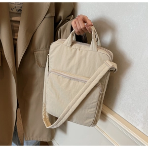 Schicke beige Stoff-Schultertasche mit großer Reißverschlusstasche und zwei Tragegriffen
