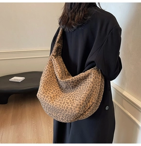 Vue arrière d'un mannequin portant un grand sac hobo en daim à imprimé léopard chic