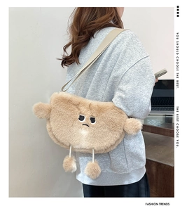 Dettaglio borsa a tracolla in peluche kaki con ricamo divertente e consistenza morbida