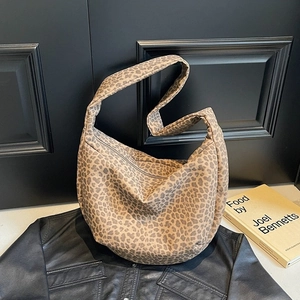 Sac hobo chic à imprimé léopard d'automne avec design minimaliste en demi-lune sur cuir