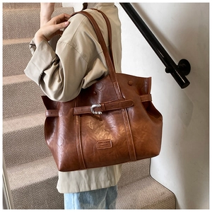 Dettaglio della borsa tote vintage in pelle PU marrone con fibbia argentata e cinturino