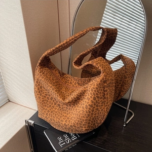 Sac à bandoulière hobo tendance avec imprimé léopard, grande capacité et texture daim
