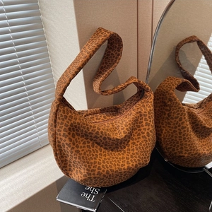 Sac hobo tendance imprimé léopard en suédine avec bandoulière et grand compartiment