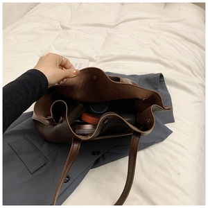 Dettaglio dell'interno della borsa tote in PU marrone scuro con chiusura magnetica spaziosa