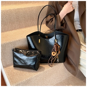 Vue détaillée du set de sacs à main en cuir PU noir brillant avec pendentif beignet mignon