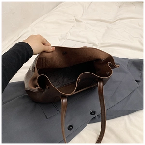 Dettaglio dell'ampio interno e della chiusura magnetica sulla borsa tote in pelle marrone