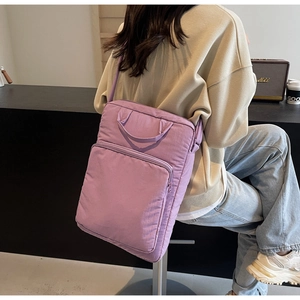 Detailansicht der Rückseite einer hellvioletten Umhängetasche aus wasserfestem Nylon