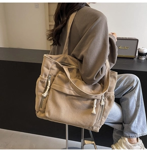 Détails du sac fourre-tout en velours côtelé kaki avec poches et fermetures à cordon