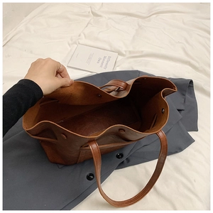 Vista dettagliata dello spazioso scomparto interno di questa borsa tote marrone scuro