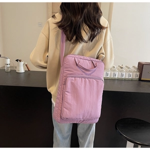 Violette Laptop-Schultertasche aus Nylon mit breitem Gurt in gemütlicher Café-Atmosphäre