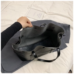Vista dettagliata di una borsa tote in pelle PU nera con interno capiente e design pulito