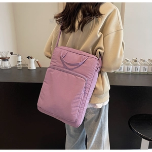 Violette Nylon-Umhängetasche mit großer Front-Reißverschlusstasche und verstellbarem Gurt